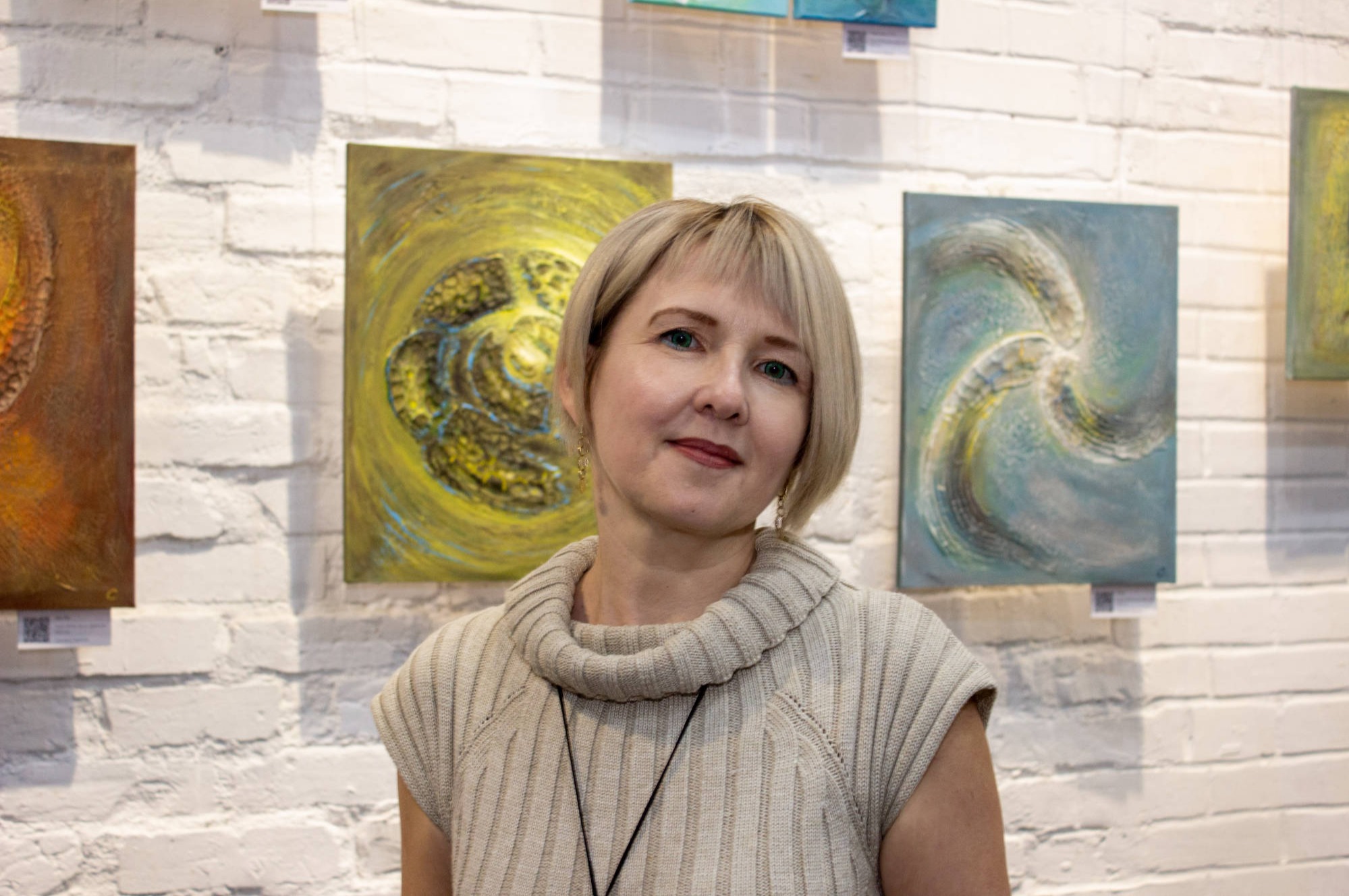 Художник Светлана Серикова на персональной выставке "Инстинкт вдохновения" в пространстве Сигнал в городе Калининграде в 2024 году