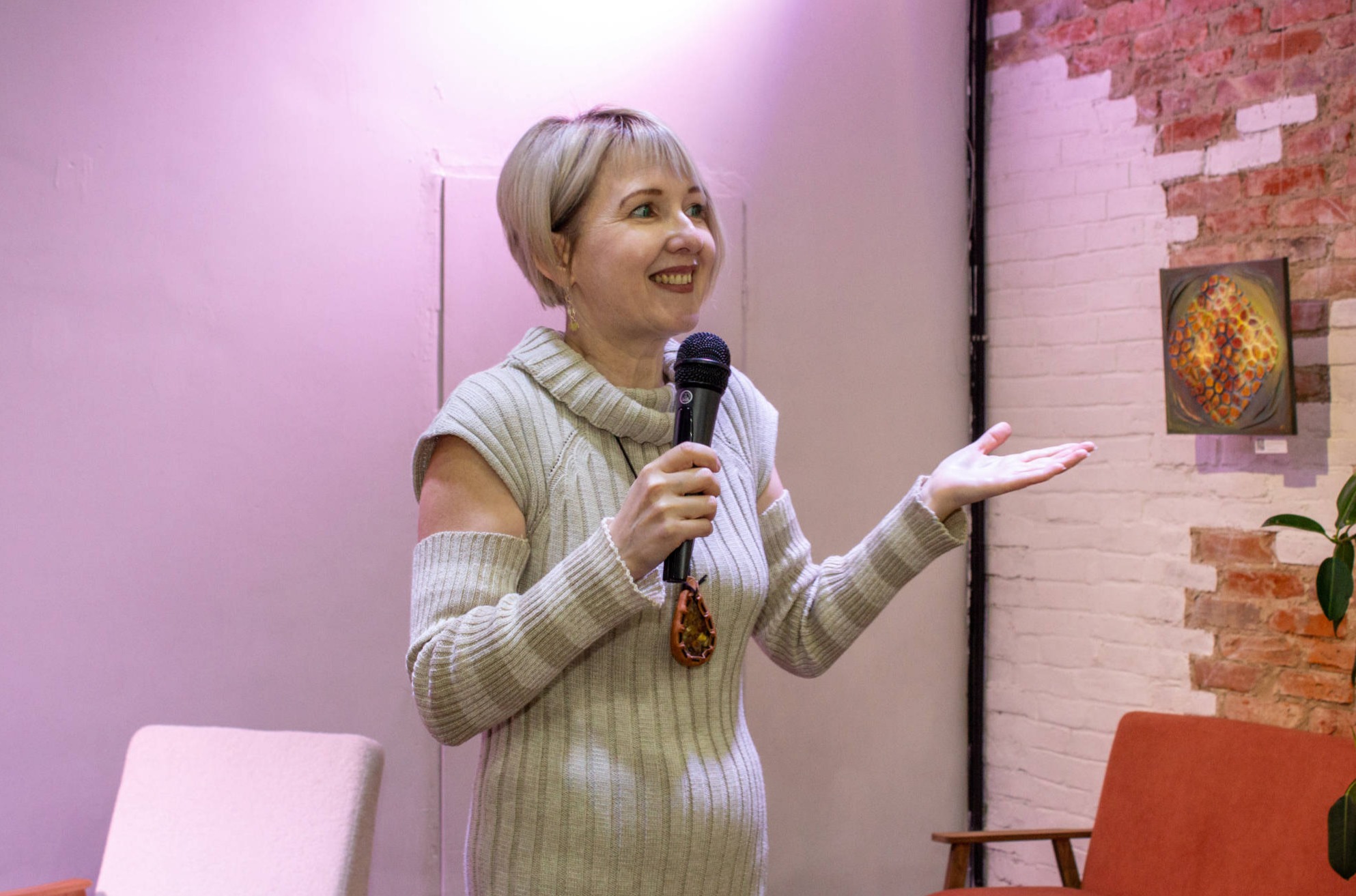 Художник Светлана Серикова на персональной выставке "Инстинкт вдохновения" в пространстве Сигнал в городе Калининграде в 2024 году